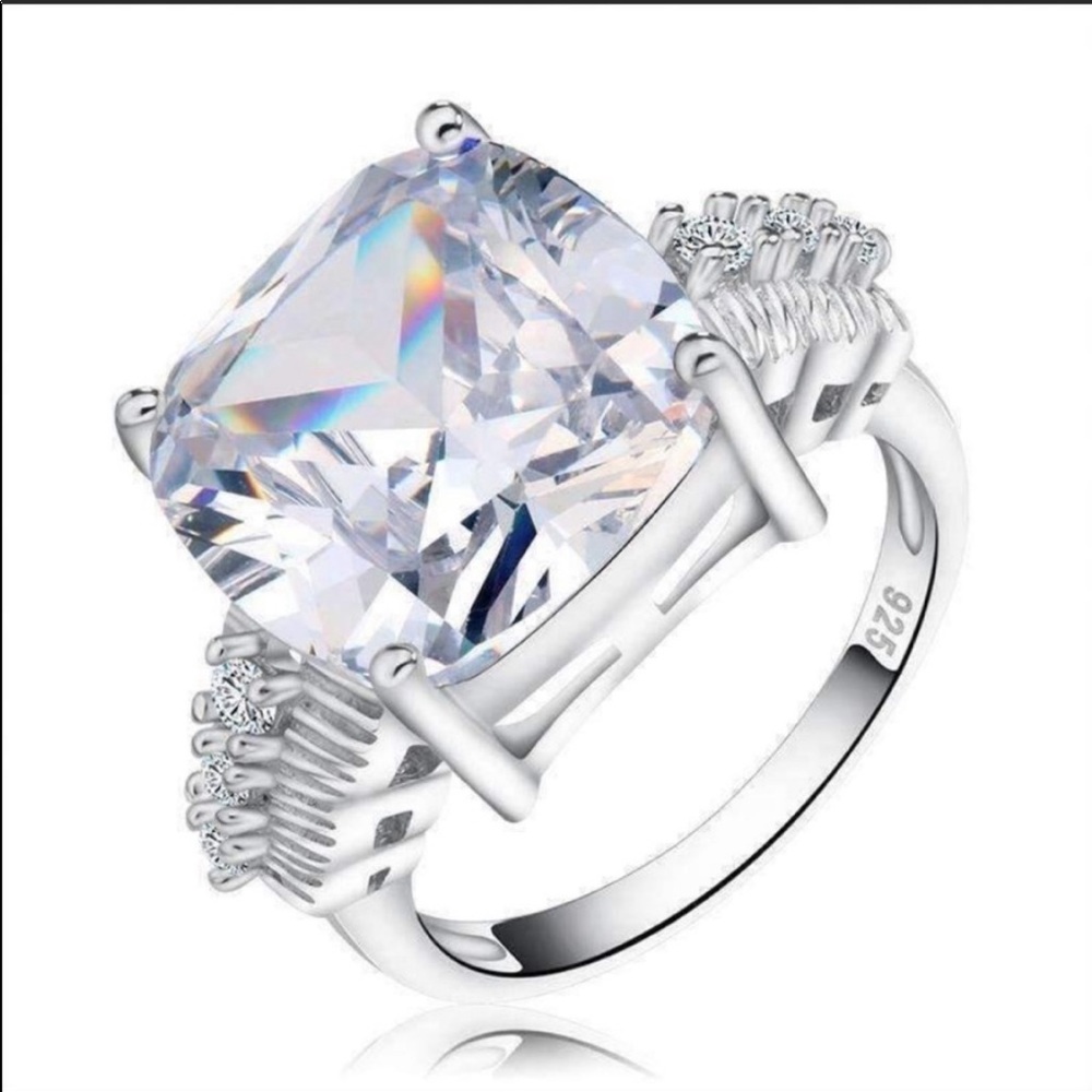 Silver cubic zirconia 8 carat engagement ring - Picture 5 of 5